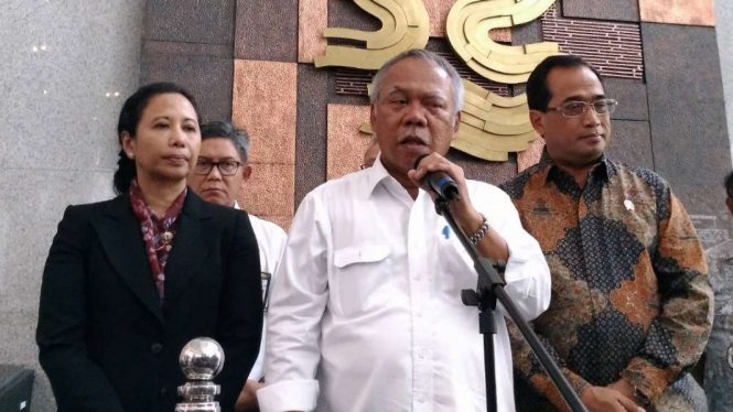 Menteri PUPR Basuki Hadimuljono (tengah) saat konferensi pers di kantornya.