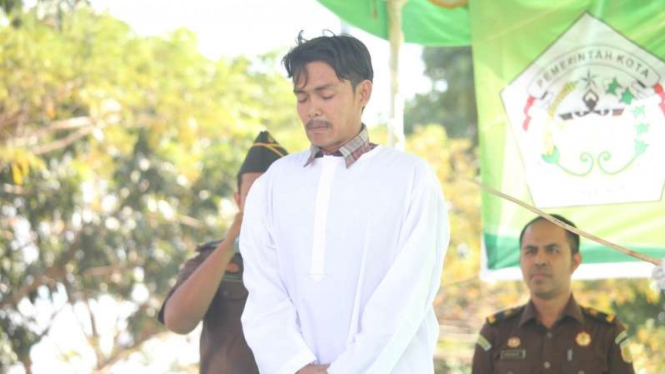 Seorang pelaku pencabulan anak di Aceh yang dihukum 107 kali cambuk, Selasa (20/2/2018)