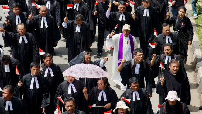 Pemimpin agama Kristen dan kelompok Islam minoritas berdemonstrasi menuntut kerukunan antar agama dan toleransi di Jakarta, April 2013.