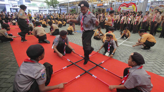 Anggota Pramuka menampilkan Tarian Tongkat saat Jambore Pandu Sekolah Model