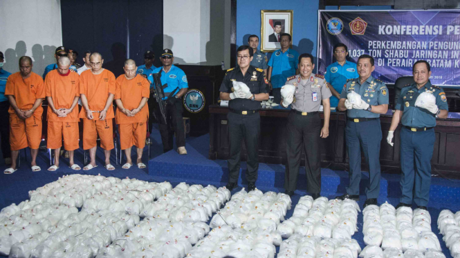 Barang bukti narkotika jenis methamphetamine atau sabu seberat 1,037 ton