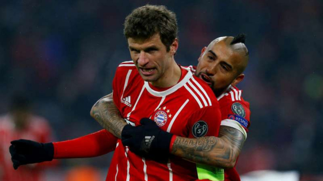 Thomas Mueller dan Arturo Vidal rayakan gol Bayern Munich.