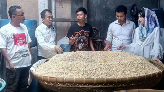 Calon wakil gubernur Jawa Timur Emil Listanto Dardak didamping istrinya Arumi Bachsin mengunjungi sentra perajin tempe di kawasan Sanan, Kota Malang.