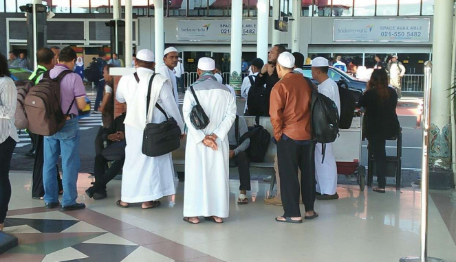 Segerombolan massa FPI yang menunggu Habib Rizieq di Bandara Soetta.