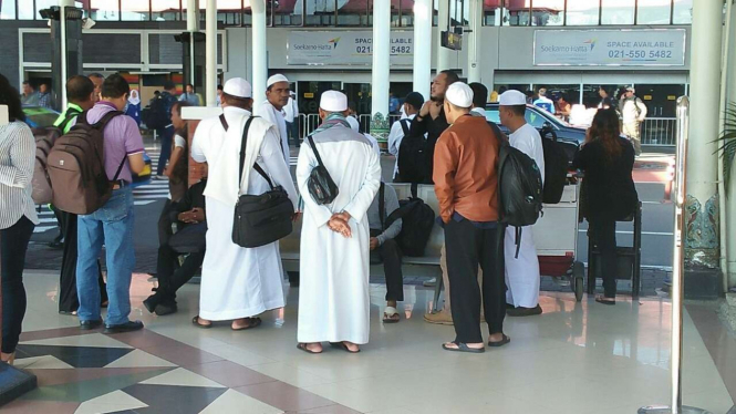 Massa FPI yang menunggu Habib Rizieq di Bandara Soetta.