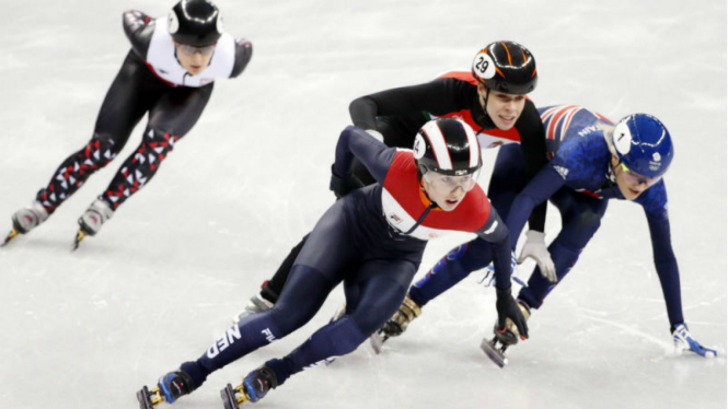 Aksi atlet balap skat, Elise Christie, saat mengadang lawannya 