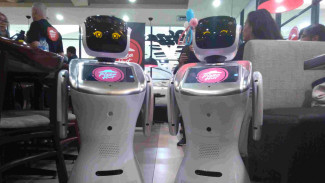 Dua Robot Pintar Siap Hibur Pelanggan Pizza Hut