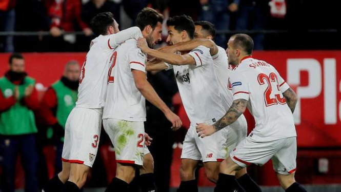 Para pemain Sevilla merayakan gol