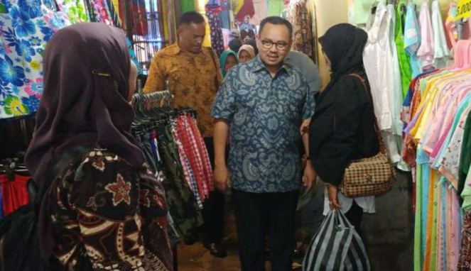 Calon gubernur Jateng nomor urut 2 Sudirman Said mengunjungi Pasar Pagi Tegal