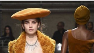 Model Umbar Payudara di London Fashion Week
