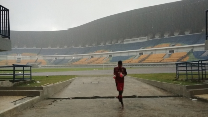 Hujan deras mengguyur wilayah Bandung membuat Persib hentikan latihan
