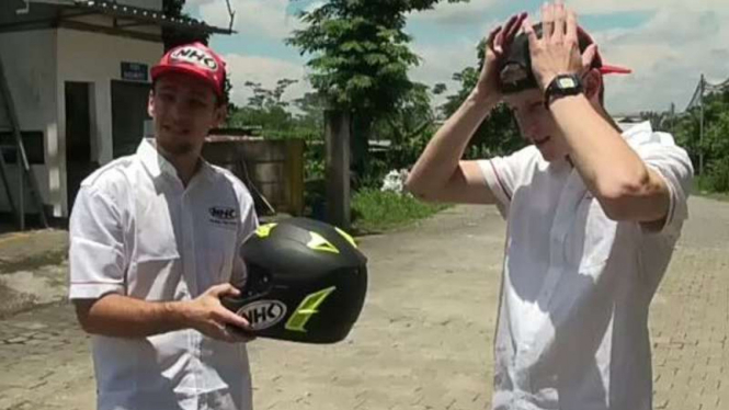 Pembalap MotoGP dan Moto2 menguji kekuatan helm NHK.
