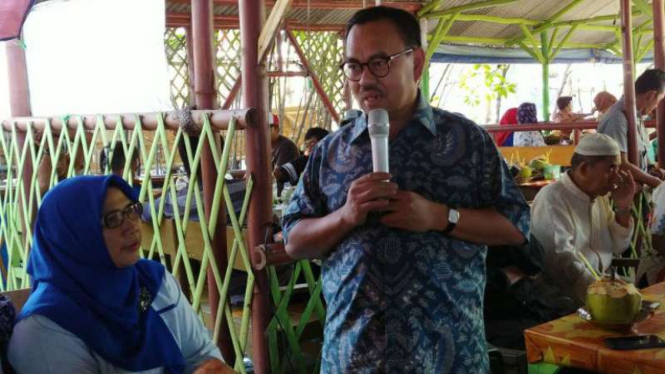 Calon gubernur Jateng Sudirman Said saat berdialog dengan nelayan di Tegal. 