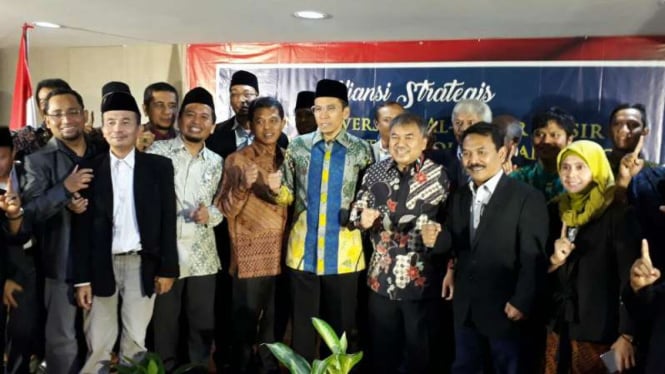 Gubernur NTB, TGB Zainul Majdi (tengah)