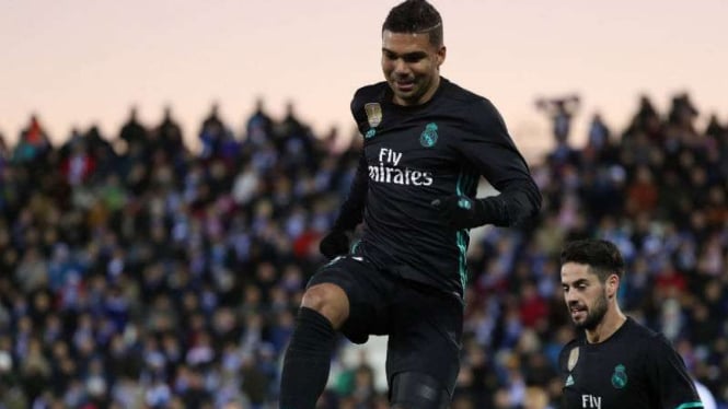 Gelandang Real Madrid, Casemiro, rayakan gol.