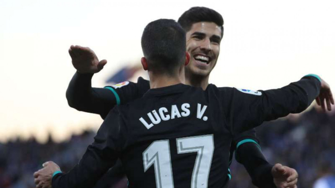 Dua pemain Real Madrid, Lucas Vazquez dan Marco Asensio rayakan gol.