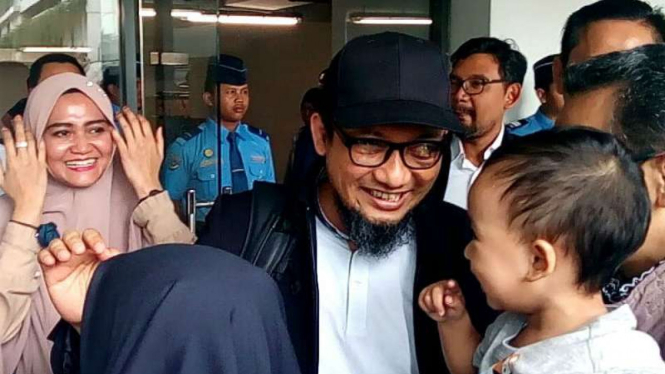 Penyidik KPK Novel Baswedan tiba di Bandara Soekarno Hatta, Tangerang