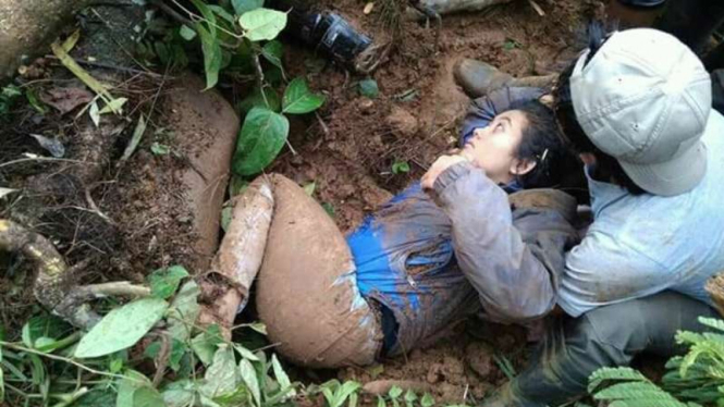 Proses evakuasi salah seorang korban longsor di Desa Pasir Panjang Kabupaten Brebes, Kamis (22/2/2018)