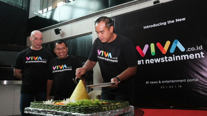 Wakil Presiden Direktur PT Visi Media Asia Tbk, Ardiansyah Bakrie, potong tumpeng peluncuran Logo Baru VIVA.co.id