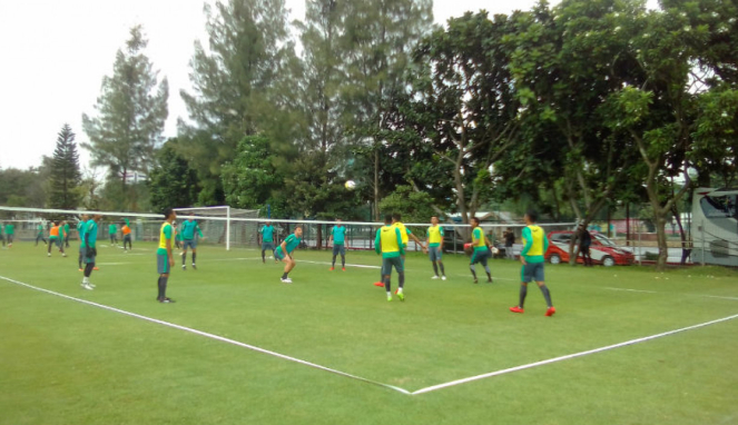 Para pemain Timnas Indonesia sedang bermain football tennis dalam TC.