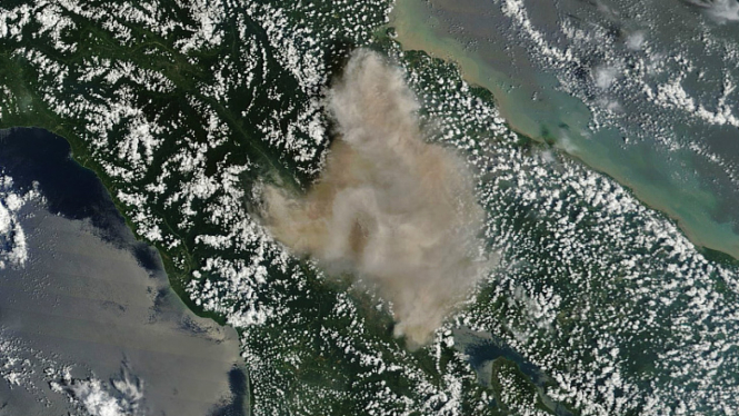 Satelit NASA mengabadikan erupsi Gunung Sinabung