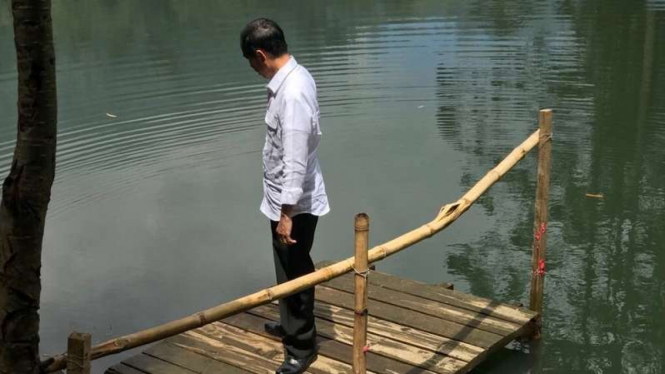 Presiden Joko Widodo saat meninjau Daerah Aliran Sungai Citarum Jawa Barat, Kamis (22/2/2018)