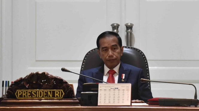 Presiden Joko Widodo memimpin rapat terbatas tentang insentif investasi