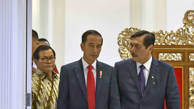 Presiden Joko Widodo (tengah) bersama Menko Kemaritiman Luhut Panjaitan (kanan)