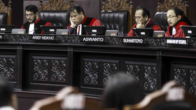 Ketua Majelis Hakim Mahkamah Konstitusi (MK), Arief Hidayat (kedua kiri) memimpin sidang