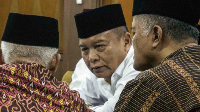 Politikus PDIP TB Hasanuddin (tengah)