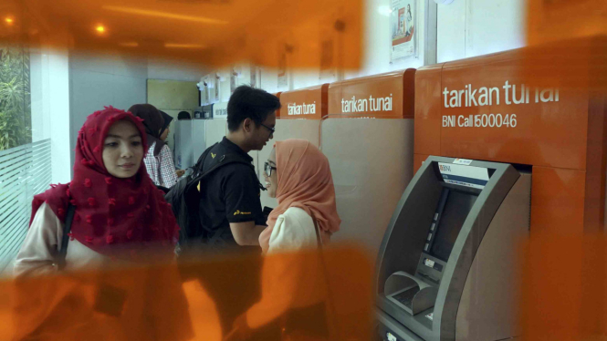 Aktivitas nasabah di Anjungan Tunai Mandiri (ATM).