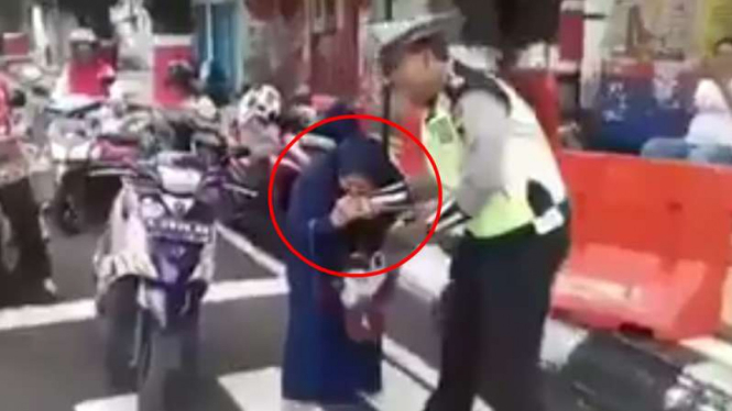 Emak-emak di Kudus Jawa Tengah menggigit tangan seorang polisi, karena tak mau ditilang.