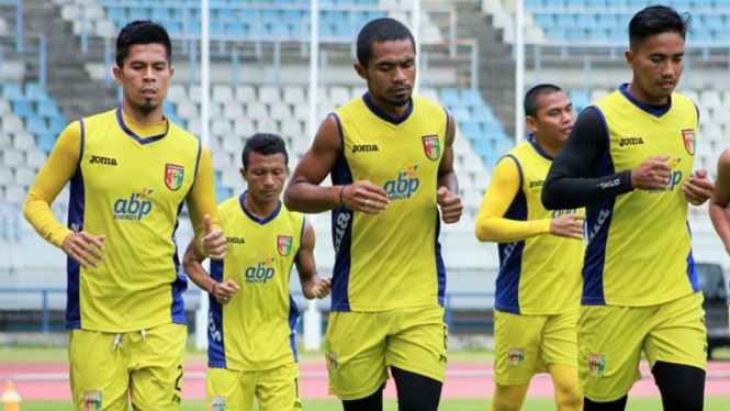 Pemain Mitra Kukar menjalani latihan