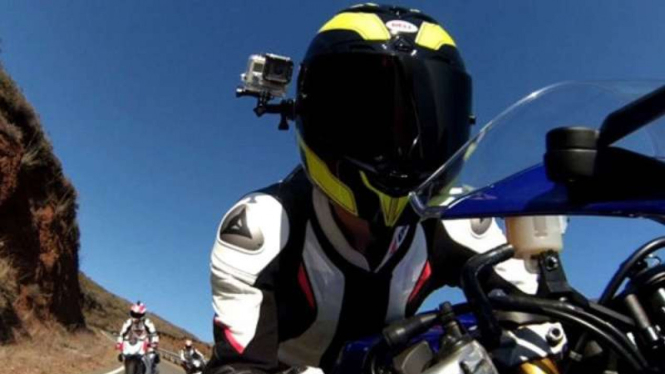 Ilustrasi vlogging sembari mengendarai motor