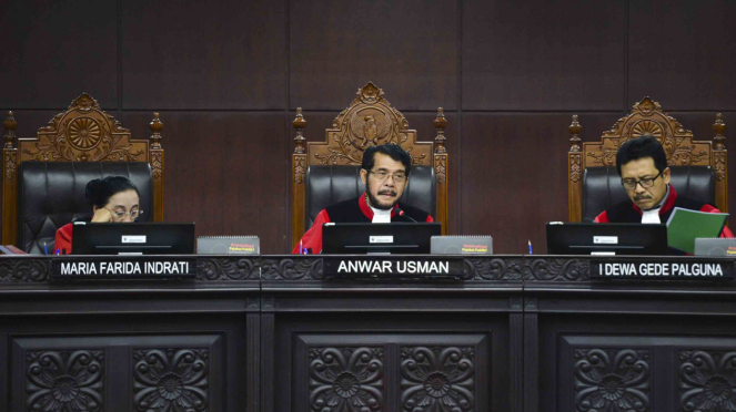 Ketua Majelis Hakim Mahkamah Konstitusi (MK), Anwar Usman (tengah)