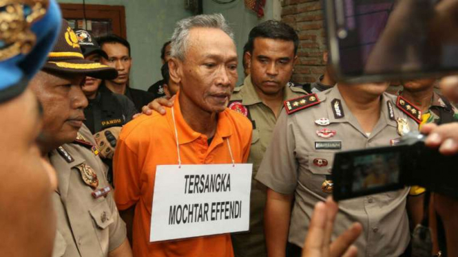 Polisi memperlihatkan Muchtar Effendi alias Abi si tersangka pembunuhan istri dan dua anak tirinya di Tangerang, Banten, pada Jumat, 23 Februari 2018.