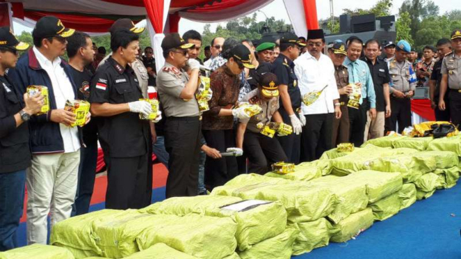 Kapolri Jenderal Tito Karnavian dan Menteri Keuangan Sri Mulyani meninjau barang bukti penyelundupan sabu-sabu seberat 1,6 ton di Batam, Kepulauan Riau, pada Jumat, 23 Februari 2018.
