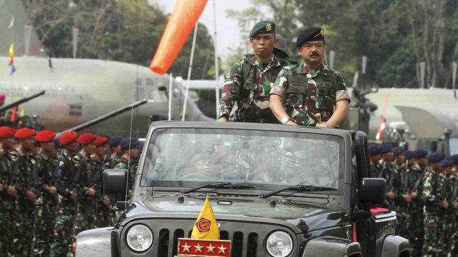 Panglima TNI Marsekal TNI Hadi Tjahjanto memeriksa pasukan