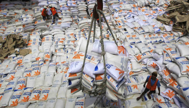 Aktivitas bongkar muat beras impor asal Vietnam di atas kapal