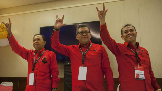 Sekjen DPP PDIP, Hasto Kristiyanto (tengah) 