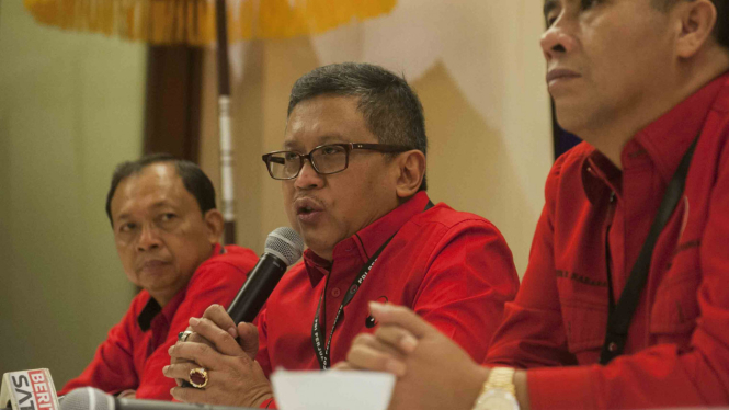 Sekjen DPP PDIP, Hasto Kristiyanto (tengah)