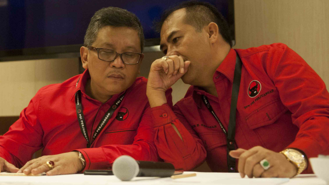 Sekjen DPP PDIP, Hasto Kristiyanto (kiri)