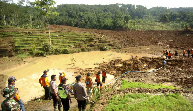 Sejumlah petugas melakukan pencarian korban longsor di Brebes