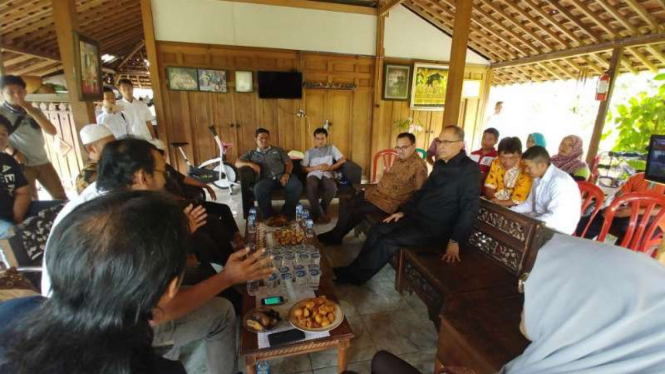 Calon gubernur Jateng Sudirman Said saat berdialog dengan petani di Purwokerto.