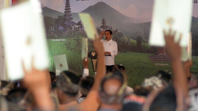 Ilustrasi Jokowi bagikan sertifikat tanah di Bali