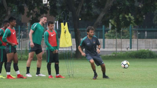 Pelatih Timnas Indonesia U-23, Luis Milla Aspas (kanan).