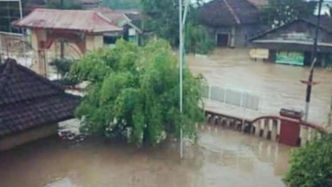 Kondisi banjir di Desa Bojongsari, Kecamatan Losari, Brebes.