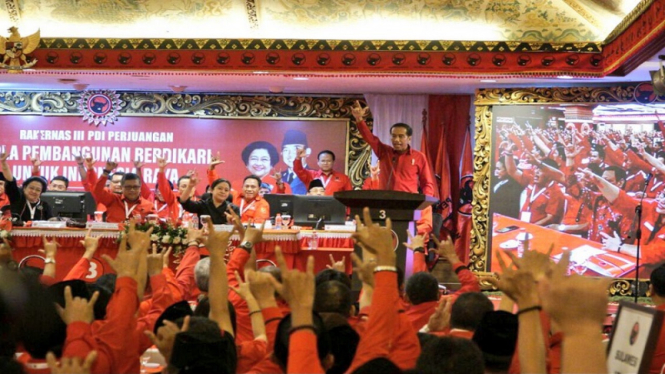 Megawati Soekarnoputri memberikan mandat kepada Joko Widodo jadi Capres 2019