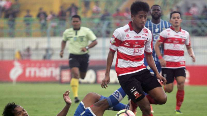 Gelandang Madura United, Bayu Gatra (kanan).