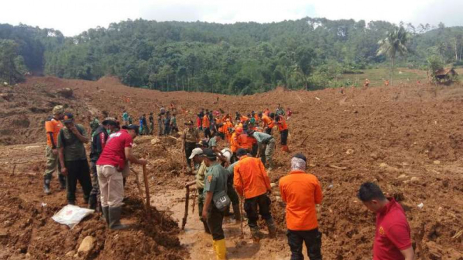 Tim SAR mengevakuasi korban longsor di Brebes, Jawa Tengah.